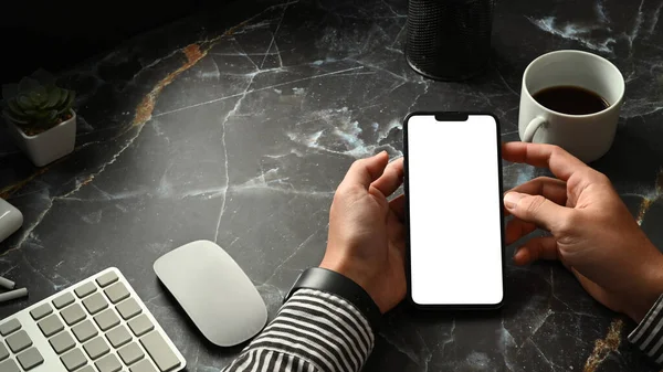 大理石のテーブルの上にスマートフォンを使用して人の手のビューを閉じます デザインのスペースと空の画面をコピー — ストック写真