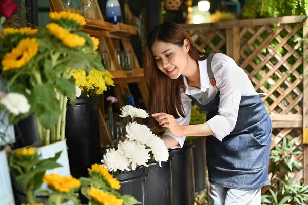 Çiçekçi Dükkanında Çiçek Düzenleyen Önlük Giyen Pozitif Kadın Çiçekçi Satış — Stok fotoğraf