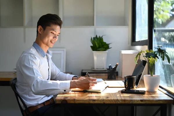 Gülümseyen Yakışıklı Adamı Bilgisayarını Kullanıyor Modern Ofis Binasında Evrak Işleriyle — Stok fotoğraf