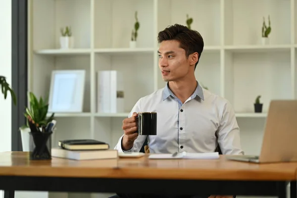 Przemyślany Milenijny Biznesmen Pijący Kawę Patrzący Przez Okno Myślący Lub — Zdjęcie stockowe