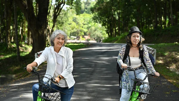 Zwei Lächelnde Frauen Mittleren Alters Radeln Einem Schönen Tag Naturpark — Stockfoto