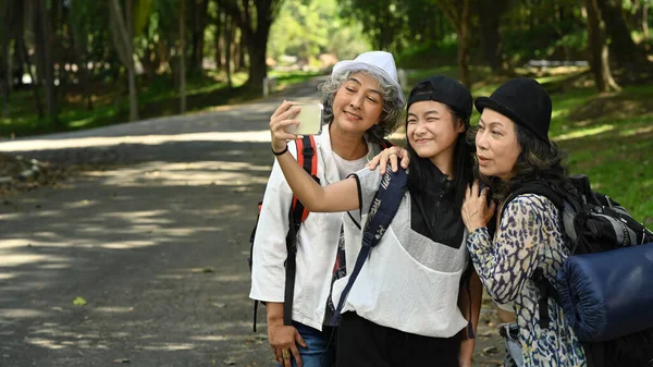 Zabawna Azjatycka Dziewczyna Pomocą Smartfona Biorąc Selfie Pięknymi Starszymi Kobietami — Zdjęcie stockowe