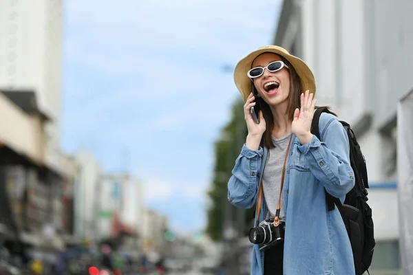 Meşgul Şehir Caddesinde Taksi Beklerken Cep Telefonuyla Konuşan Güzel Beyaz — Stok fotoğraf