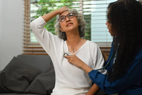 訪問時に高齢女性患者を診察する健康訪問者のイメージ 高齢者医療の概念 — ストック写真