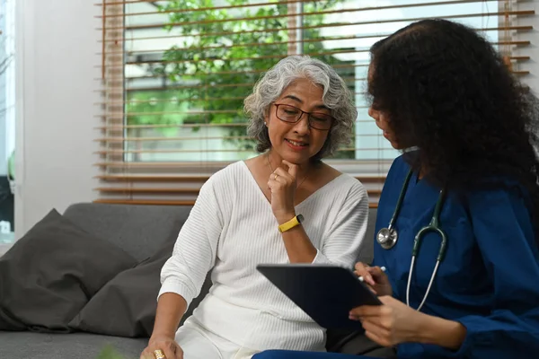 治療についての注意医師の指導 高齢女性に専門的な相談を与えます 在宅医療サービスの概念 — ストック写真