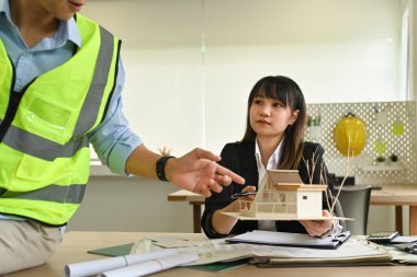 Mühendis ya da mimar takımının beyin fırtınası, inşaat ofisinde geliştirme detayları..