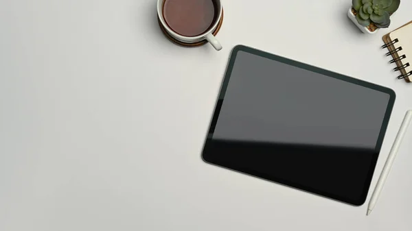 Bílém Stole Ležel Plochý Digitální Tablet Prázdnou Obrazovkou Šálkem Kávy — Stock fotografie