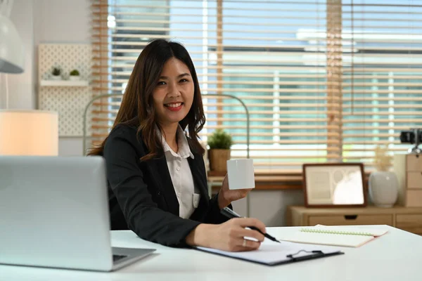 在网上工作的美丽的亚洲女性投资者 分析笔记本电脑上的在线财务数据 — 图库照片