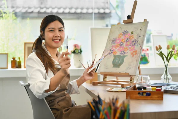 Jolie Peinture Artiste Féminine Avec Aquarelle Sur Toile Dans Atelier — Photo