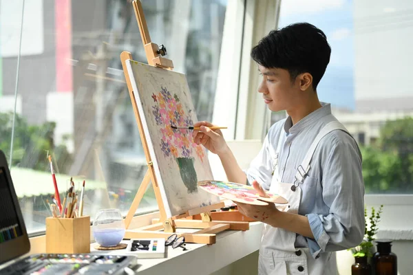 アートワークショップでキャンバス上の水彩で幸せな男のアーティストの絵のイメージ 創造的な趣味とレジャー活動の概念 — ストック写真