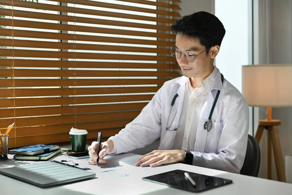 Médico Focado Uniforme Branco Escrevendo Documentos Preenchimento Verificando Histórico Doença — Fotografia de Stock