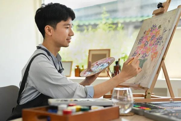 Obrázek Potěšeného Muže Malování Obrazu Akvarelem Plátně Umělecké Dílně Koncept — Stock fotografie