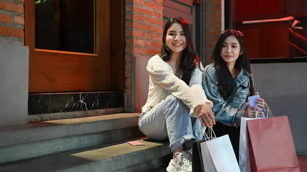 Foto Von Zwei Hübschen Asiatischen Frauen Trendigen Kleidern Die Einkaufstüten — Stockfoto