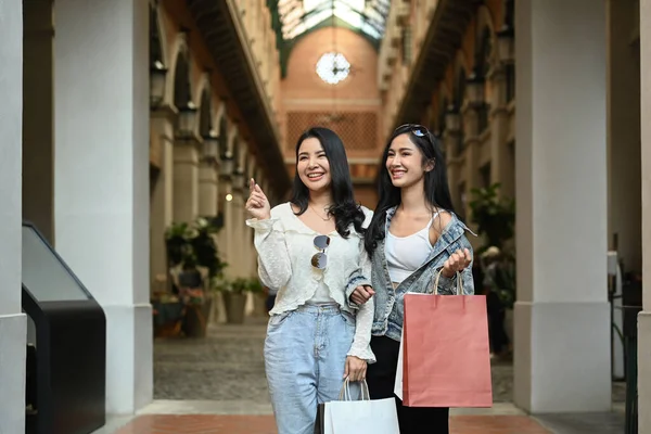 Alışveriş Merkezinin Önünde Alışveriş Torbaları Taşıyan Iki Mutlu Asyalı Kadın — Stok fotoğraf