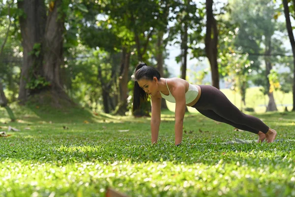 Güçlü Sportif Kadın Yoga Yapıyor Şınav Çekiyor Plank Pozu Veriyor — Stok fotoğraf