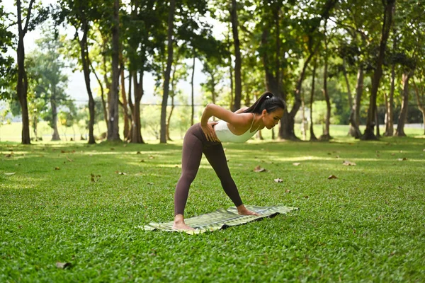 Sportig Yogini Kvinna Praxis Yoga Stående Diver Yoga Pose Med — Stockfoto