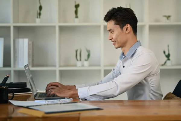 아시아 사업가가 노트북 화면을 보면서 사무실 책상에서 인터넷으로 일하는 — 스톡 사진