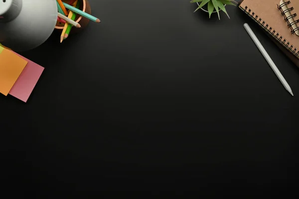 Kırtasiye Malzemesinin Üst Görüntüsü Yapışkan Defteri Siyah Masanın Üzerindeki Defterleri — Stok fotoğraf