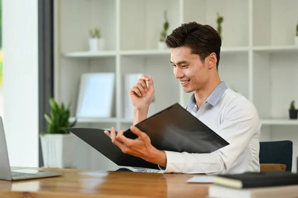 Szczęśliwy Azji Mężczyzna Biuro Pracownik Sprawdzanie Sprawozdania Finansowe Pomocą Laptopa — Zdjęcie stockowe