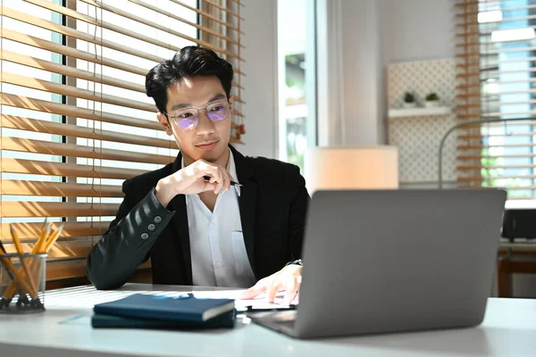 Koncentracja Azjatyckiego Inwestora Płci Męskiej Analizującego Dane Finansowe Laptopie — Zdjęcie stockowe