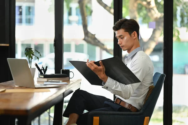 Yakışıklı Adamı Bilgisayar Kullanıyor Modern Ofiste Evrak Işleriyle Uğraşıyor — Stok fotoğraf