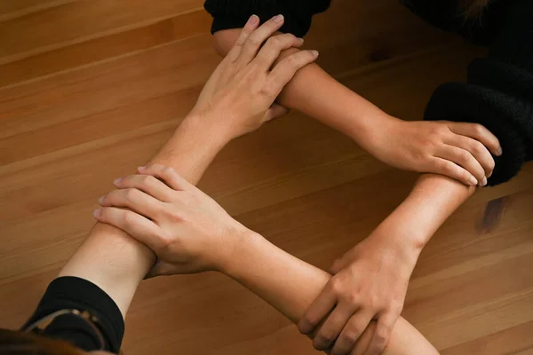 手首を保持する人々のオーバーヘッドビュー チーム 団結の概念における信頼できる支援の概念 — ストック写真