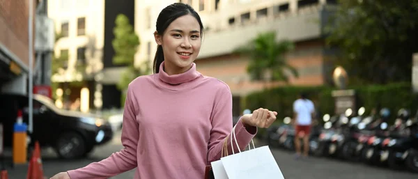 Lächelnde Asiatische Frau Genießt Den Einkauf Und Trägt Sonnigen Tagen — Stockfoto
