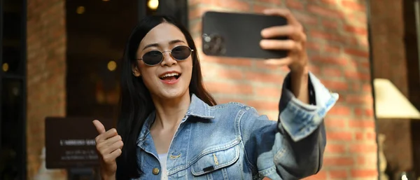 Neşeli Stil Sahibi Kadın Selfie Çekiyor Şehir Caddesinde Dikilirken Cep — Stok fotoğraf