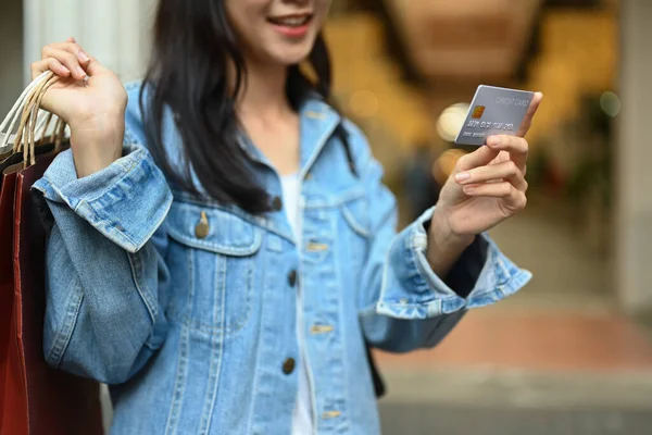 Lächelnde Millennials Mit Einkaufstaschen Und Kreditkarte Verkauf Urlaub Aktivität Lifestyle — Stockfoto
