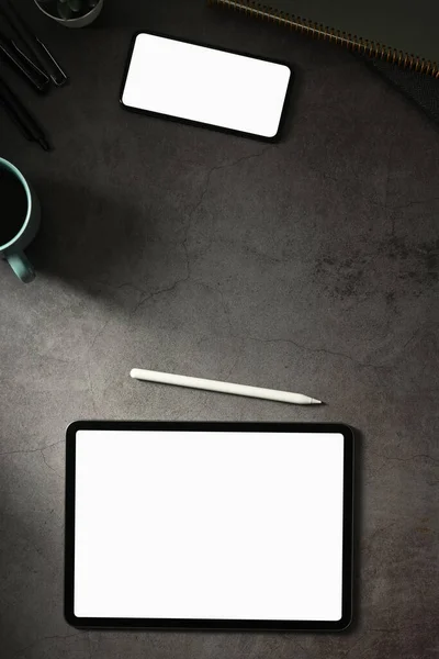 Top Kilátás Digitális Tablet Okostelefon Csésze Kávé Fekete Háttér — Stock Fotó