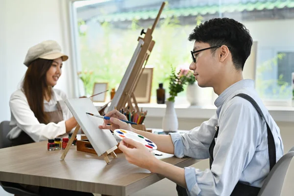 Молодой Творческий Человек Посещает Художественную Мастерскую Рисует Картины Акварелью Холсте — стоковое фото