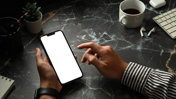 Męskie Dłonie Przy Użyciu Smartfona Marmurowym Stole Biały Pusty Ekran — Zdjęcie stockowe