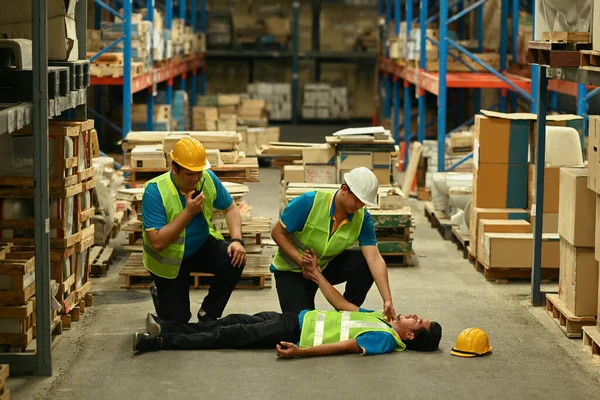 노동자가 콘크리트 바닥에 채누워 사람을 부상자들을 — 스톡 사진