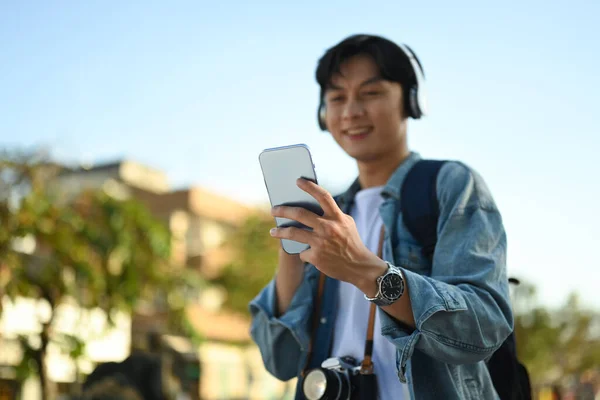 Smiling Ασιατικό Άτομο Ταξιδιώτη Ακουστικά Εφαρμογές Πλατφόρμα Smartphone Για Βοηθήσει — Φωτογραφία Αρχείου