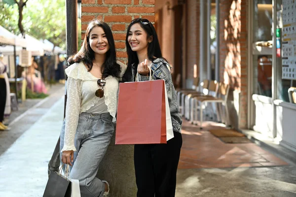 Alışveriş Meraklısı Kadın Arkadaşlar Alışveriş Merkezinin Alışveriş Bölgesinde Sokakta Duran — Stok fotoğraf