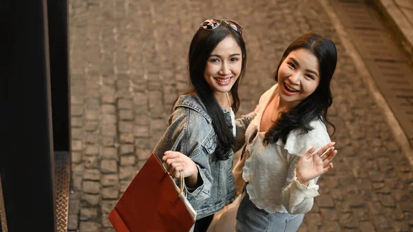 Über Der Ansicht Glücklicher Stylischer Asiatischer Freundinnen Mit Einkaufstüten Die — Stockfoto