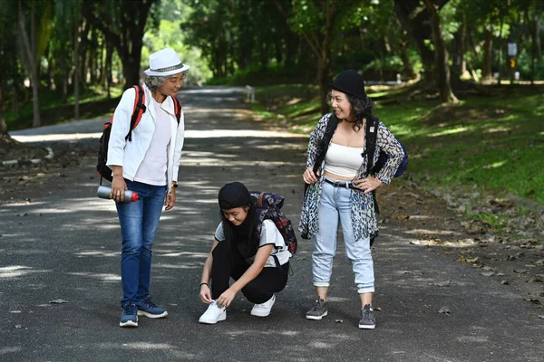 Duas Mulheres Aposentadas Menina Asiática Andando Longo Parque Primavera Pessoas — Fotografia de Stock