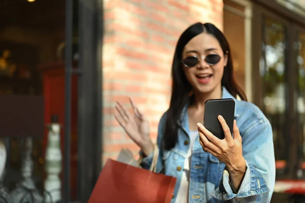 Neşeli Asyalı Kadın Selfie Çekiyor Şehrin Alışveriş Bölgesinde Dururken Cep — Stok fotoğraf