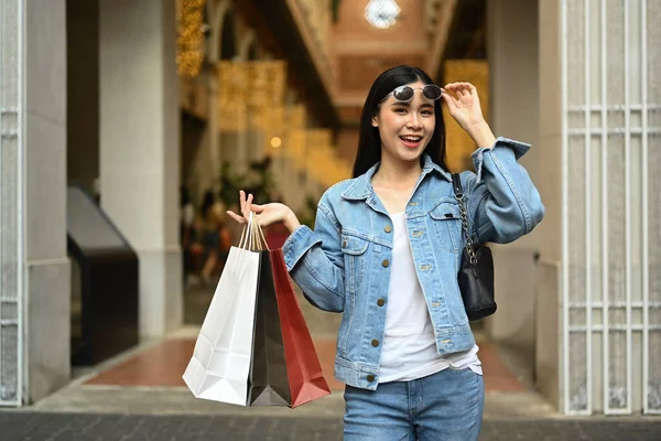 Bir Şehrin Alışveriş Bölgesinde Alışveriş Torbaları Taşıyan Şık Asyalı Kadın — Stok fotoğraf