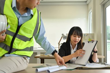 Mühendislerden oluşan bir ekip teftiş yapıyor, ofiste birlikte bir inşaat projesi hazırlıyorlar..