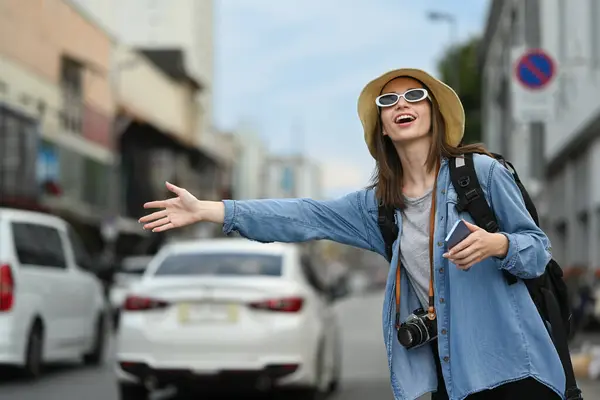 Caucasian Female Traveler Raising Hand Calling Taxi Busy City Street — Stock Photo, Image
