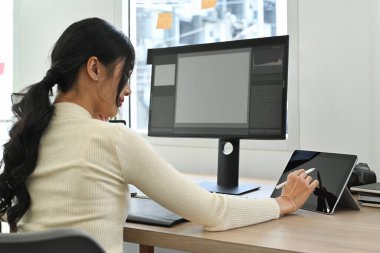 Yaratıcı ofis stüdyosunda çalışan kadın video editörünün arka planı ve prodüksiyon montajı.. 