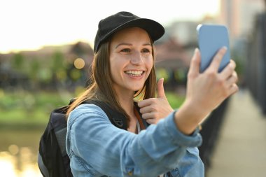 Tayland 'da tatilde sırt çantalı mutlu beyaz kadın gezgin. Blogcu, tatil ve seyahat kavramı.