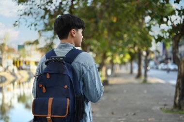 Chiang Mai Kuzey Tayland 'da sırt çantalı bir erkek gezginin arka görüntüsü..