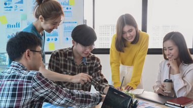 Yeni iş projeleri ve toplantıda pazarlama stratejisi üzerine tartışan iş adamları başlat.