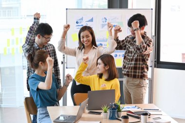 Genç iş adamları başarılı müzakereleri kutluyor, şirket başarısı, tam bir iş bitirici. Başlangıç veya takım çalışması kavramı.