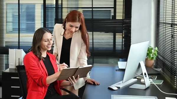 Smiling Caucasian Businesswoman Holding Digital Tablet Talking Her Business Partner — Stockfoto