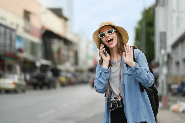 Young Caucasian Woman Tourist Talking Mobile Phone While Standing Busy — Stock Photo, Image
