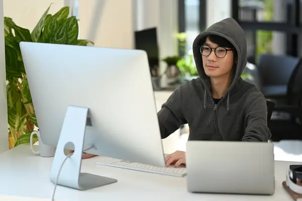 Hipster Άνθρωπος Φορώντας Γκρι Κουκούλα Κοιτάζοντας Οθόνη Υπολογιστή Που Εργάζονται — Φωτογραφία Αρχείου