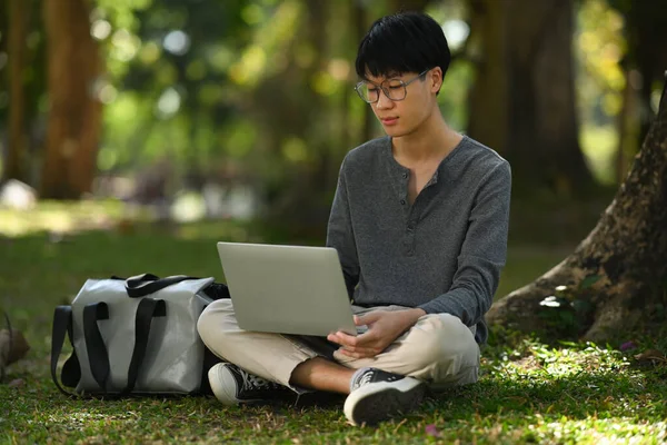 Young Man Sitting Grass City Park Using Laptop Education Technology — Zdjęcie stockowe